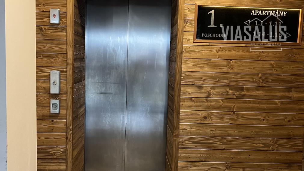 Ponúkame na predaj 3-izbový apartmán v apartmánovom dome Bernard v centre Vysokých Tatier – v Novom Smokovci