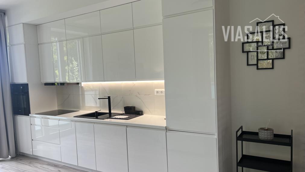 Ponúkame na predaj 2-izbový apartmán v apartmánovom dome Bernard v centre Vysokých Tatier – v Novom Smokovci