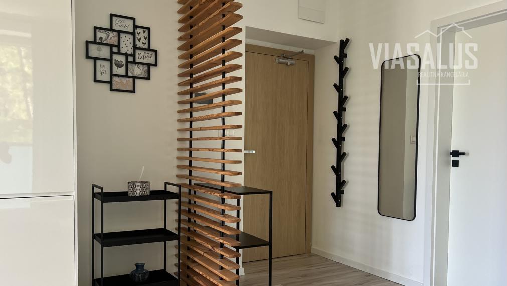 Ponúkame na predaj 2-izbový apartmán v apartmánovom dome Bernard v centre Vysokých Tatier – v Novom Smokovci