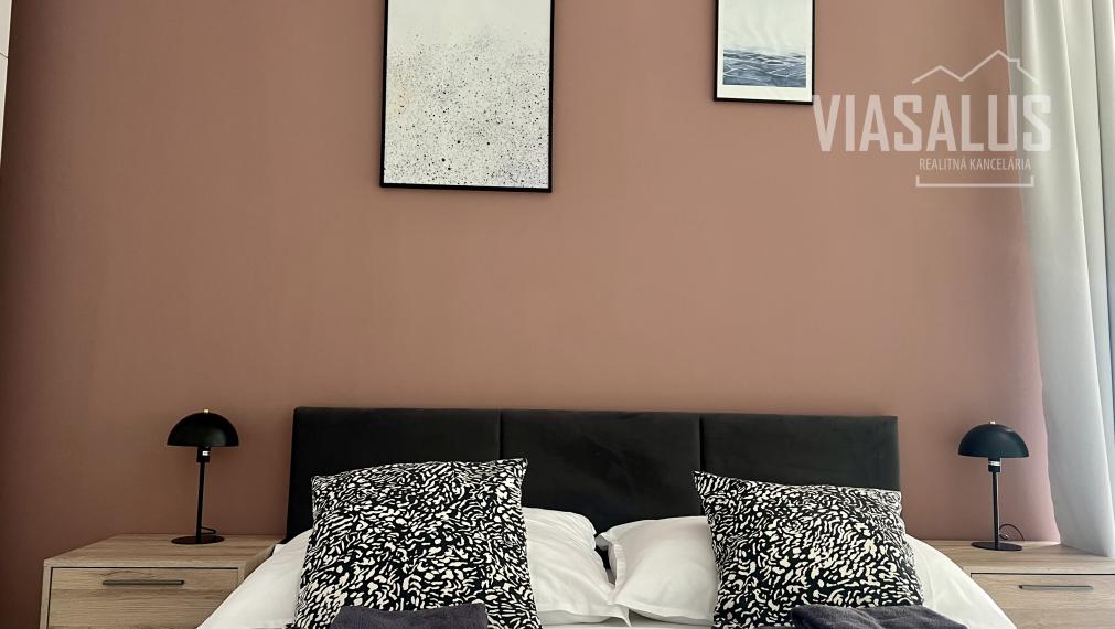 Ponúkame na predaj 2-izbový apartmán v apartmánovom dome Bernard v centre Vysokých Tatier – v Novom Smokovci