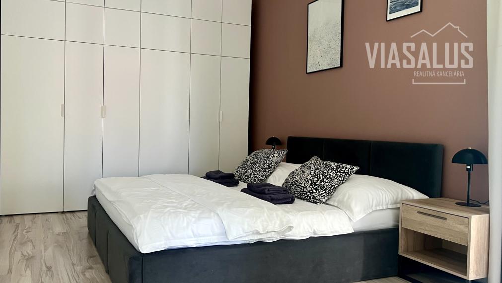 Ponúkame na predaj 2-izbový apartmán v apartmánovom dome Bernard v centre Vysokých Tatier – v Novom Smokovci