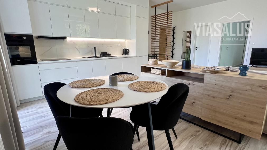 Ponúkame na predaj 2-izbový apartmán v apartmánovom dome Bernard v centre Vysokých Tatier – v Novom Smokovci