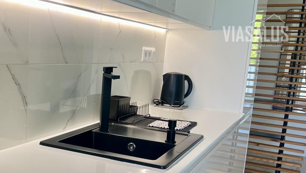 Ponúkame na predaj 2-izbový apartmán v apartmánovom dome Bernard v centre Vysokých Tatier – v Novom Smokovci