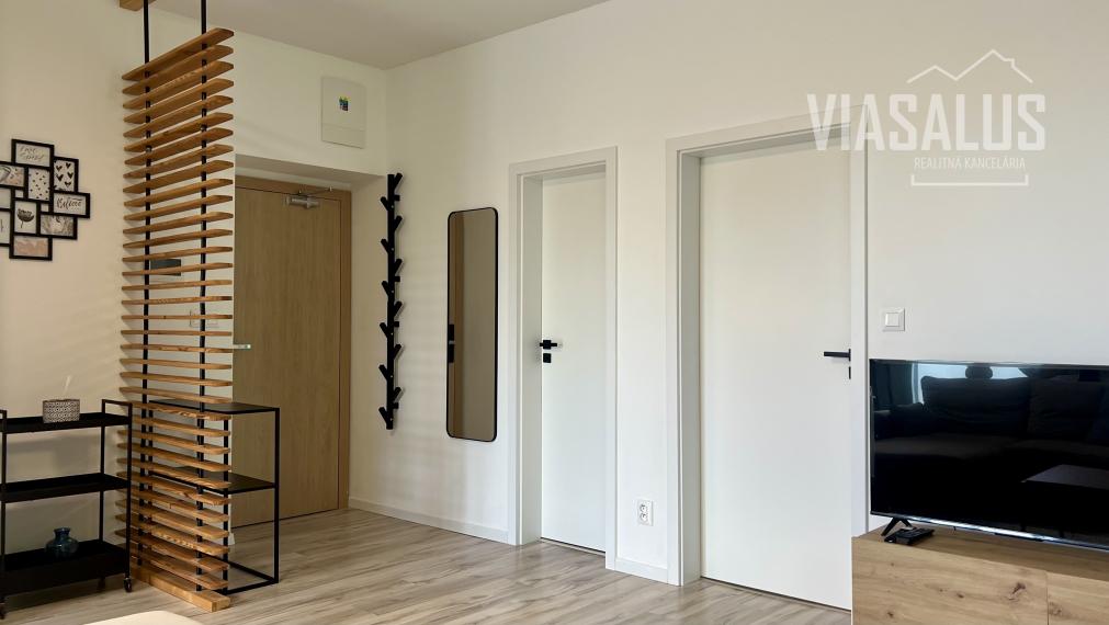 Ponúkame na predaj 2-izbový apartmán v apartmánovom dome Bernard v centre Vysokých Tatier – v Novom Smokovci