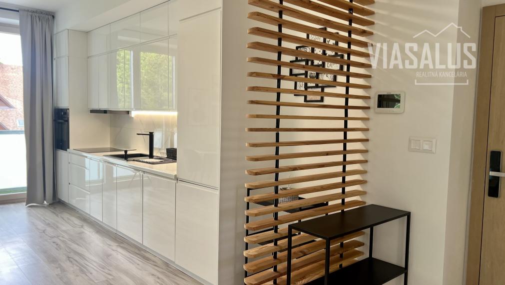 Ponúkame na predaj 2-izbový apartmán v apartmánovom dome Bernard v centre Vysokých Tatier – v Novom Smokovci