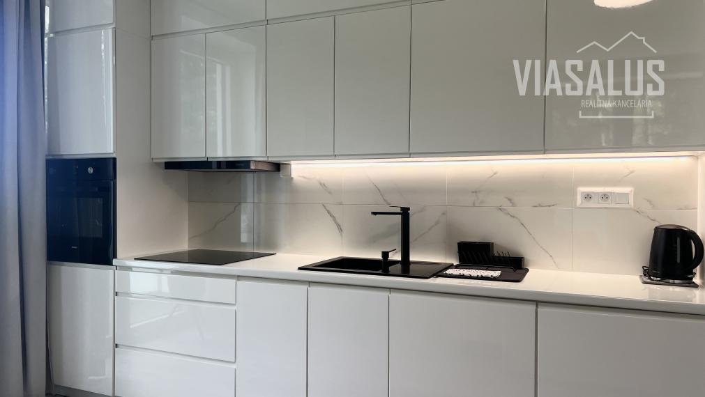 Ponúkame na predaj 2-izbový apartmán v apartmánovom dome Bernard v centre Vysokých Tatier – v Novom Smokovci