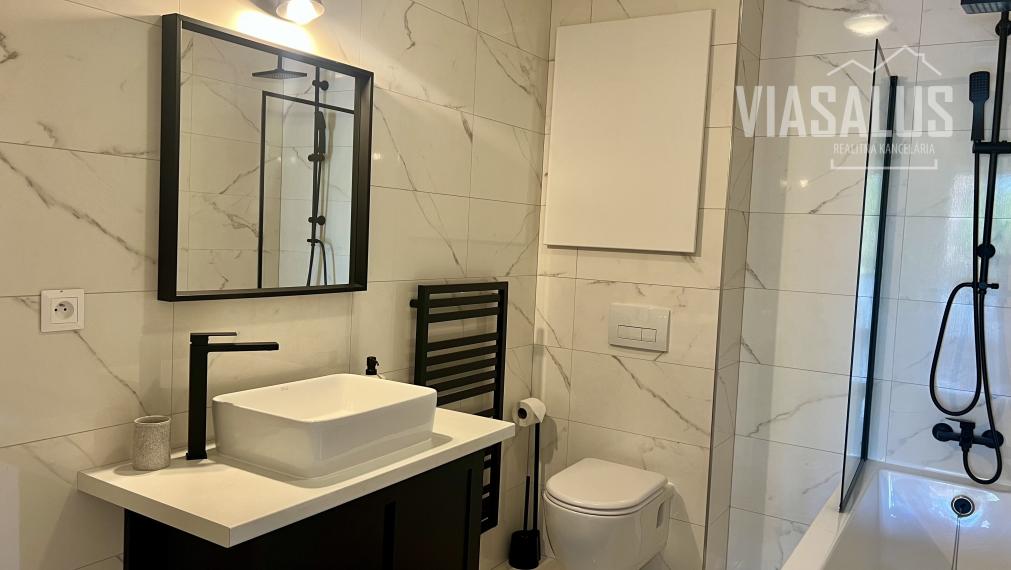 Ponúkame na predaj 2-izbový apartmán v apartmánovom dome Bernard v centre Vysokých Tatier – v Novom Smokovci