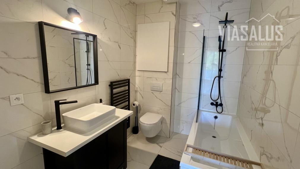 Ponúkame na predaj 2-izbový apartmán v apartmánovom dome Bernard v centre Vysokých Tatier – v Novom Smokovci