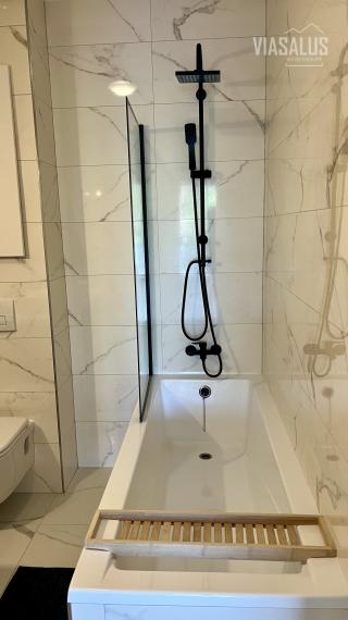 Ponúkame na predaj 2-izbový apartmán v apartmánovom dome Bernard v centre Vysokých Tatier – v Novom Smokovci