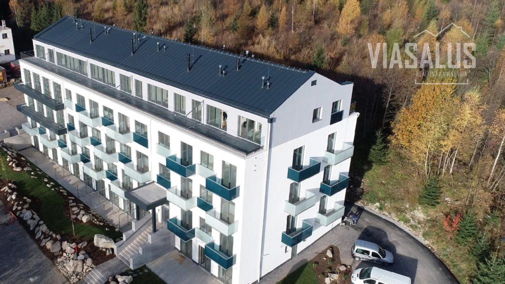 Ponúkame na predaj 2-izbový apartmán v apartmánovom dome Bernard v centre Vysokých Tatier – v Novom Smokovci