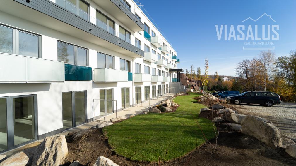 Ponúkame na predaj 2-izbový apartmán v apartmánovom dome Bernard v centre Vysokých Tatier – v Novom Smokovci