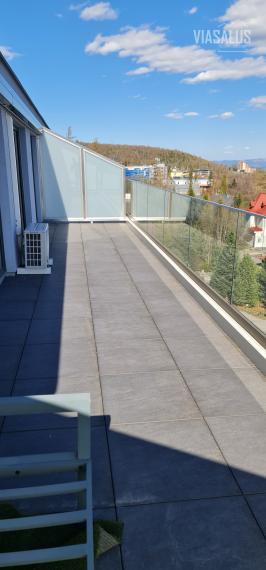 Ponúkame na predaj 3-izbový apartmán v apartmánovom dome Bernard v centre Vysokých Tatier – v Novom Smokovci