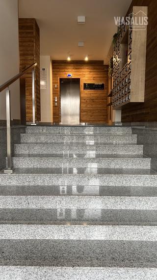 Ponúkame na predaj 3-izbový apartmán v apartmánovom dome Bernard v centre Vysokých Tatier – v Novom Smokovci