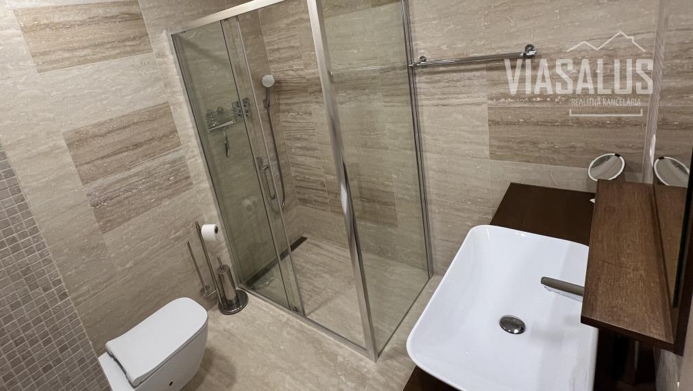 Ponúkame na predaj 3-izbový apartmán v apartmánovom dome Bernard v centre Vysokých Tatier – v Novom Smokovci