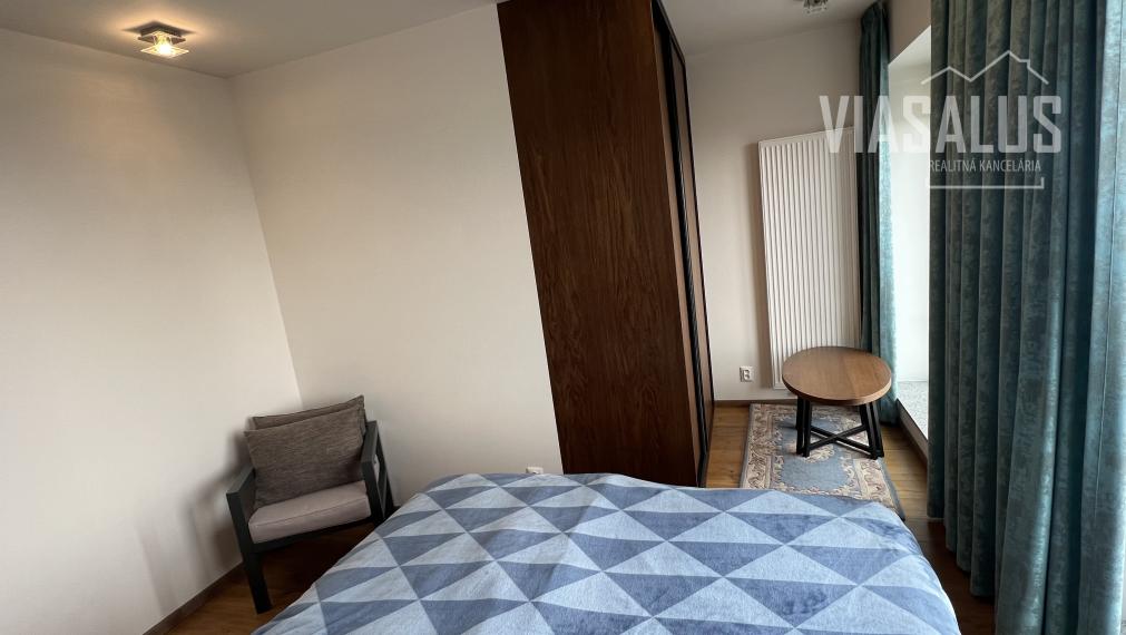 Ponúkame na predaj 3-izbový apartmán v apartmánovom dome Bernard v centre Vysokých Tatier – v Novom Smokovci