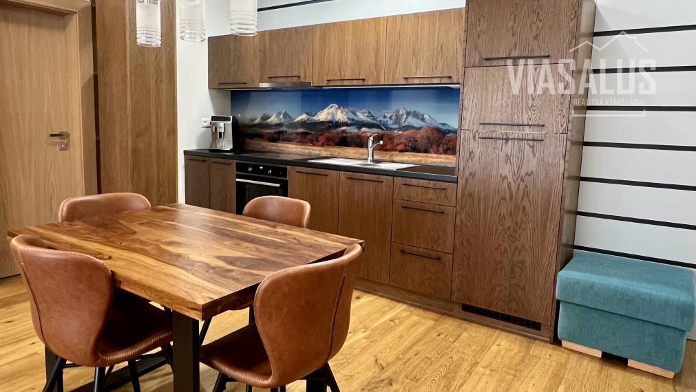 Ponúkame na predaj 3-izbový apartmán v apartmánovom dome Bernard v centre Vysokých Tatier – v Novom Smokovci