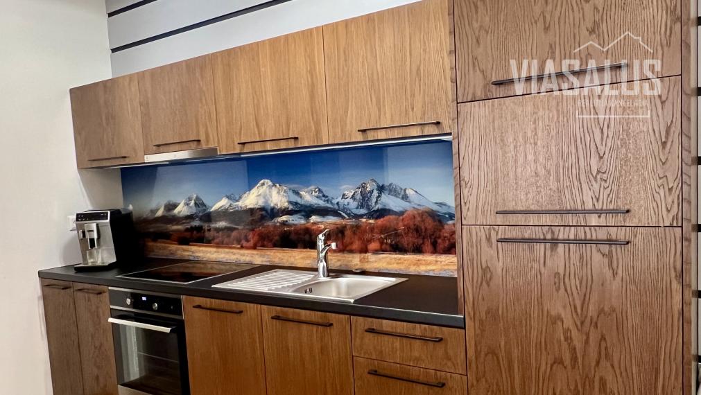 Ponúkame na predaj 3-izbový apartmán v apartmánovom dome Bernard v centre Vysokých Tatier – v Novom Smokovci