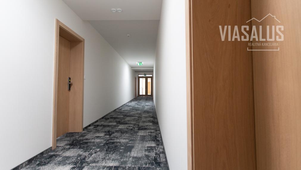 Ponúkame na predaj 3-izbový apartmán v apartmánovom dome Bernard v centre Vysokých Tatier – v Novom Smokovci