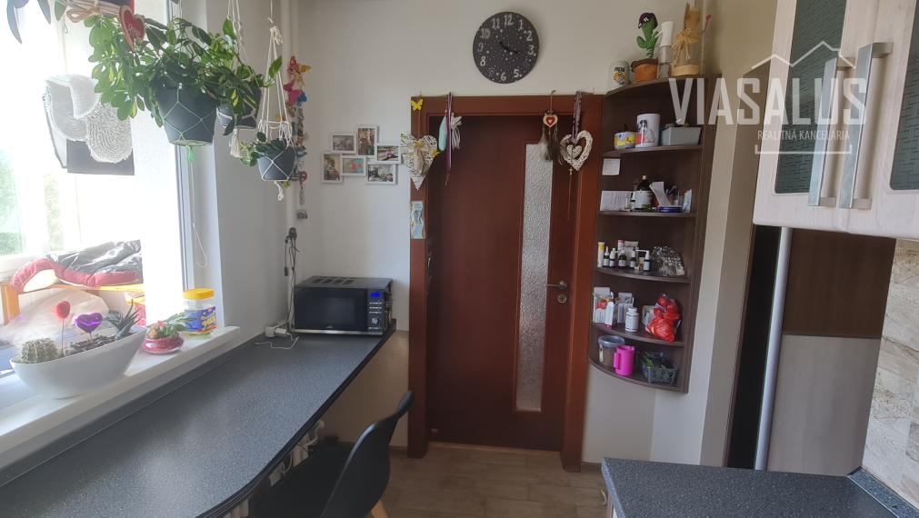 Na predaj zariadený 3-izb byt s balkónom po rekonštrukcii