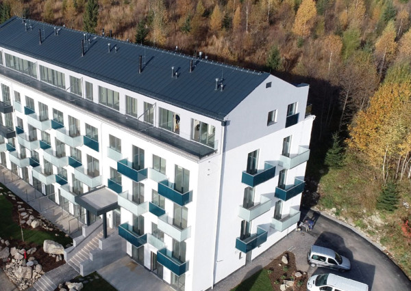 Ponúkame na predaj 3-izbový apartmán v apartmánovom dome Bernard v centre Vysokých Tatier – v Novom Smokovci