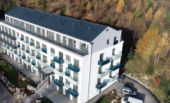 Ponúkame na predaj 3-izbový apartmán v apartmánovom dome Bernard v centre Vysokých Tatier – v Novom Smokovci
