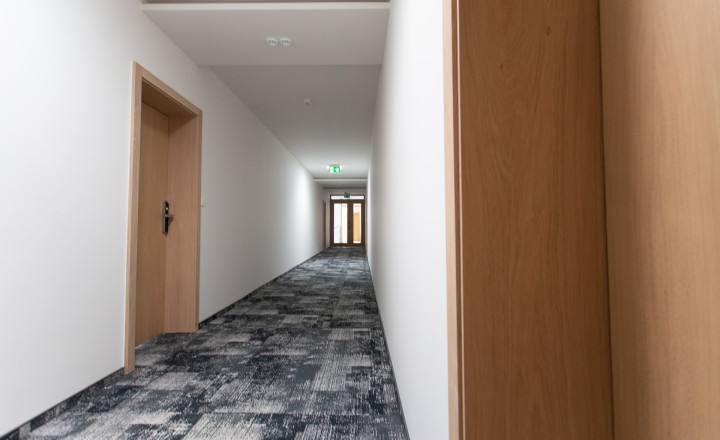 Ponúkame na predaj 3-izbový apartmán v apartmánovom dome Bernard v centre Vysokých Tatier – v Novom Smokovci - fotografia 3